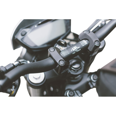 Guidon et pontets conversion Superbike Ø 28,6 mm. Noir. Aluminium. Profilé. Largeur 740 mm